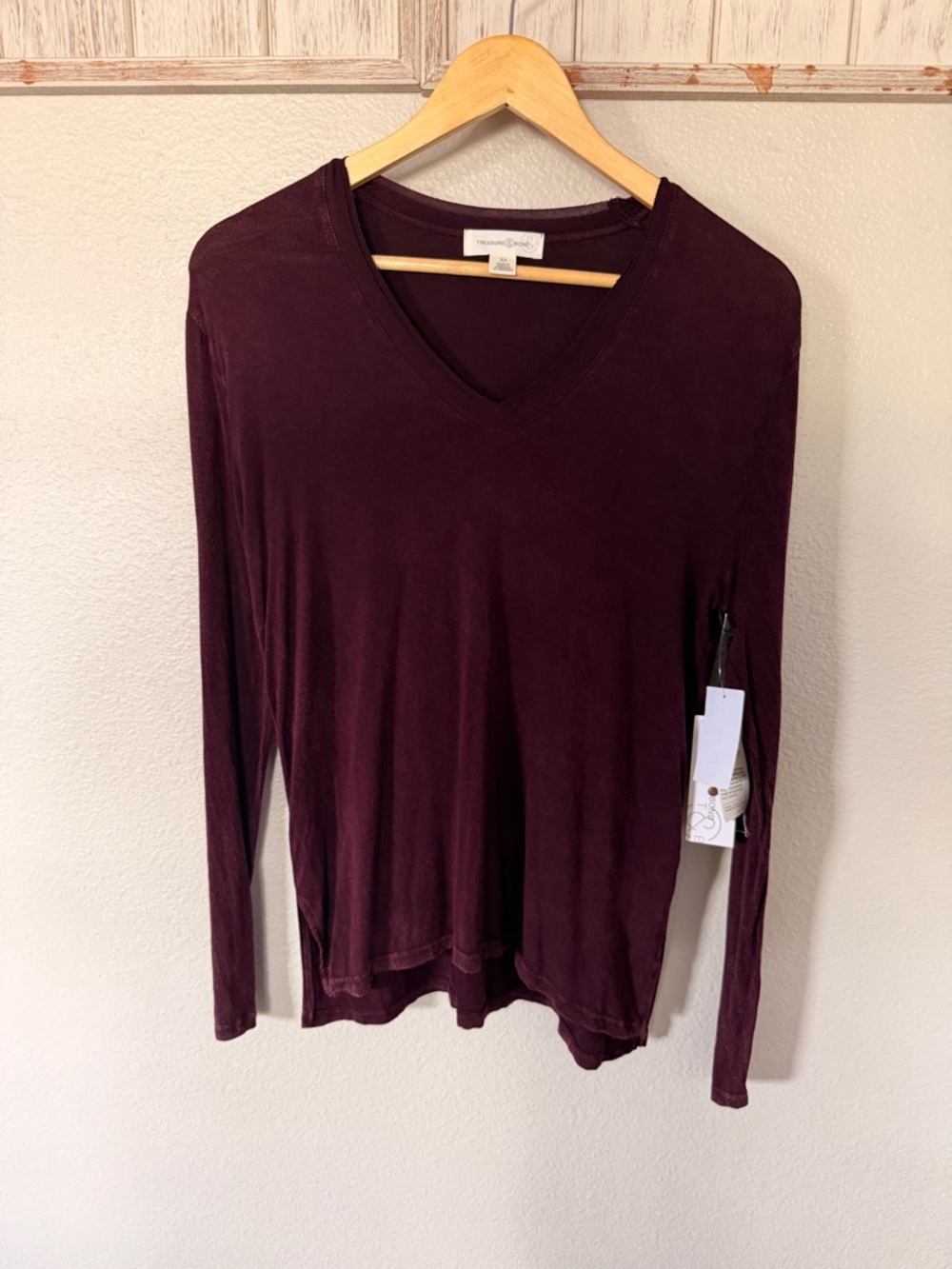 Treasure & Bond Women's Long Sleeve V-Neck Top in Wine